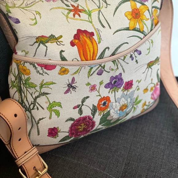 Gucci perforated floral print canvas oversized messenger crossbody - Picture 6 of 17